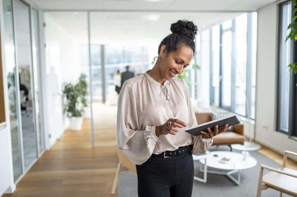 IT Talent Woman holding a tablet